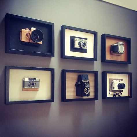 Love this idea with old camera's DIY Displaying Old Cameras Ideas, Decorating With Vintage Cameras, Vintage Camera Decor Ideas, Old Camera Display Ideas, Framing Pictures Ideas, Computer Decoration Ideas, Camera Shelves, Camera Display Ideas, Photo Gallery Wall Ideas