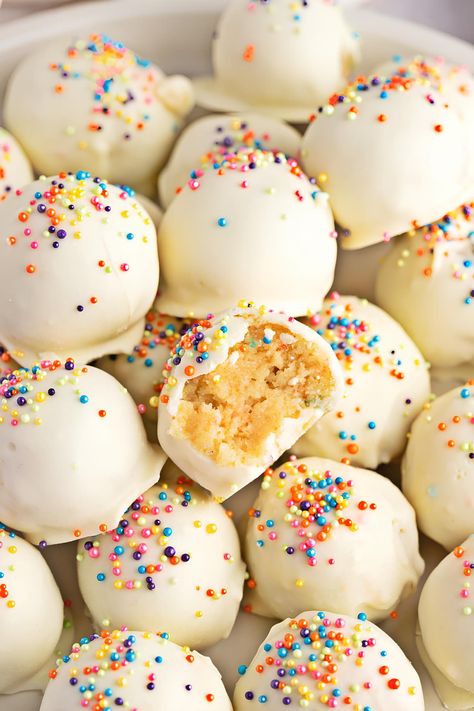 Cake Balls (Quick and Easy Recipe) - Insanely Good Wedding Cake Balls, Vanila Cake, Cake Ball Recipes, Quick And Easy Dinner Ideas, Salted Toffee, Funfetti Cake Mix, Canned Frosting, Confetti Cake, Leftover Cake