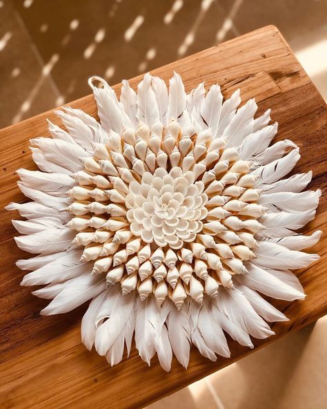 African Baskets Wall, Bali Decor, Bohemian Diy, Boho Crafts Diy, Seashell Projects, Juju Hat, Stella Marina, Flower Wall Backdrop, Shell Crafts Diy