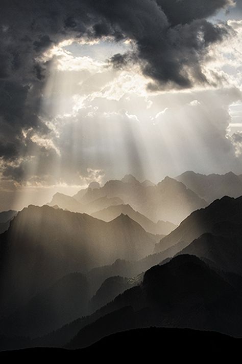 Rays of Light (by Edoardo Brotto) Sun Coming Through Clouds, Light Through Clouds, Clouds Over Mountains, Storm Mountain, Eyes Of Heaven, God Rays, Crepuscular Rays, Richard Rohr, Selamat Sore