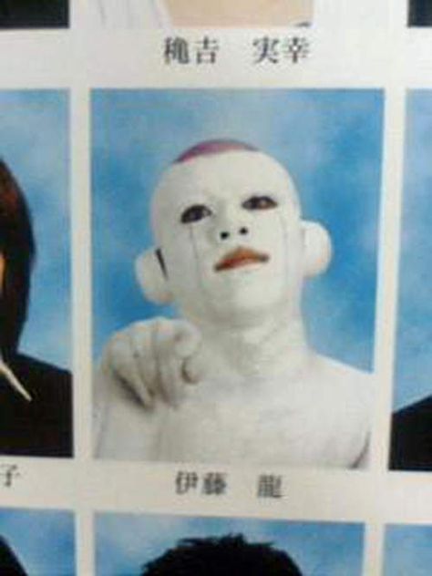 Meanwhile, in a Japanese school yearbook.. Photo Yearbook, Funny Yearbook, Yearbook Pages, Japanese Funny, Yearbook Pictures, Yearbook Quotes, Yearbook Photos, Smosh, School Yearbook
