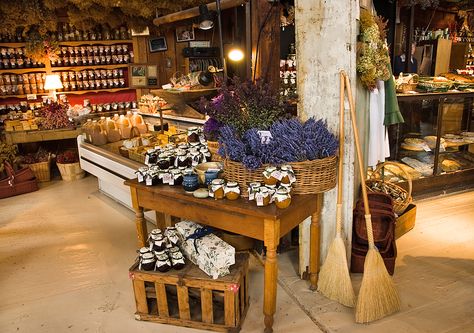 A nice layout doe a small farm gift store. Groningen, Farm Tourism, Gift Shop Displays, Lady Shop, Farm Store, Old Country Stores, Store Layout, Farm Gifts, Market Displays