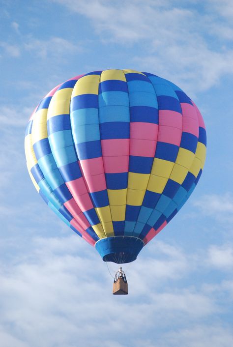 Satirical Illustrations, Hot Air Balloons Photography, Balloon Glow, Flying Balloon, Fly Air, Spring Scenery, Hot Air Balloon Festival, Balloon Flights, Hot Air Balloon Rides