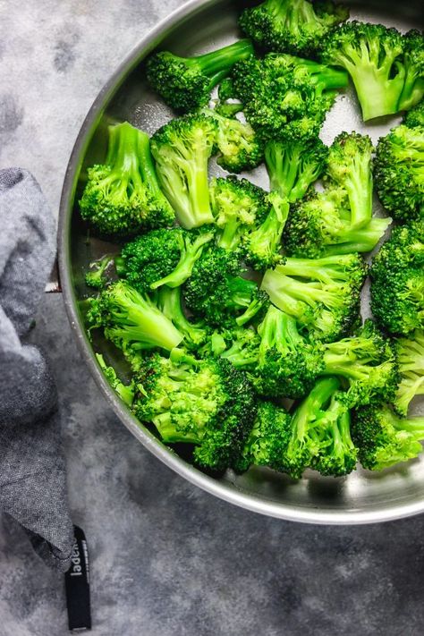 Stove Top Broccoli (How To Steam Broccoli) - My Active Kitchen Stove Top Broccoli, How To Steam Broccoli, Cooking Fresh Broccoli, Best Broccoli Recipe, Easy Broccoli Recipes, Steam Broccoli, Broccoli Vegetable, The Best Broccoli, Spicy Baked Chicken