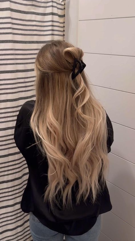 Hair Clip Hairstyles, Vlasové Trendy, Clip Hairstyles, Work Hairstyles, Hair Up Styles, Hairdo For Long Hair, Hair Stylist Life, Half Up Half Down Hair, Easy Hairstyles For Long Hair