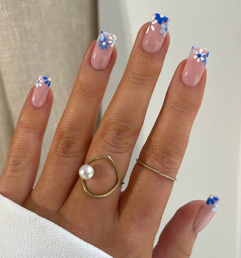 Simple Summer Acrylic Nail Designs, Biab Nail Design Short Square, Square Nails Designs Short, Classic Nails Square, Square Biab Nails Summer, Blue Nails Biab, Light Blue Nails Designs Ideas, Cute Floral Nail Designs, Light Blue Biab Nails