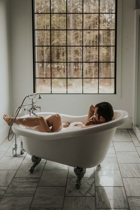 Couple In Bath Tub Photography, Couple Bath Tub Photoshoot, Bathtub Photoshoot Couple, Shower Couple Photoshoot, Couple In Bath Tub Aesthetic, Bathtub Couple, Couple Bathtub Aesthetic, Makeout Session Couch, Bath Tub Aesthetic