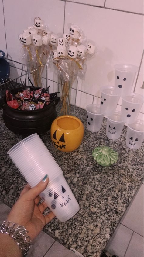 Drink Ideas Halloween, Easy Halloween Decorations For Party, Halloween Themed Housewarming Party, Halloween Movie Night Decorations, Halloween Back Drop For Pictures, House Party Halloween Decorations, Throwing A Halloween Party, Halloween Party Ideas Decorations Table, Cute Halloween Party Decor