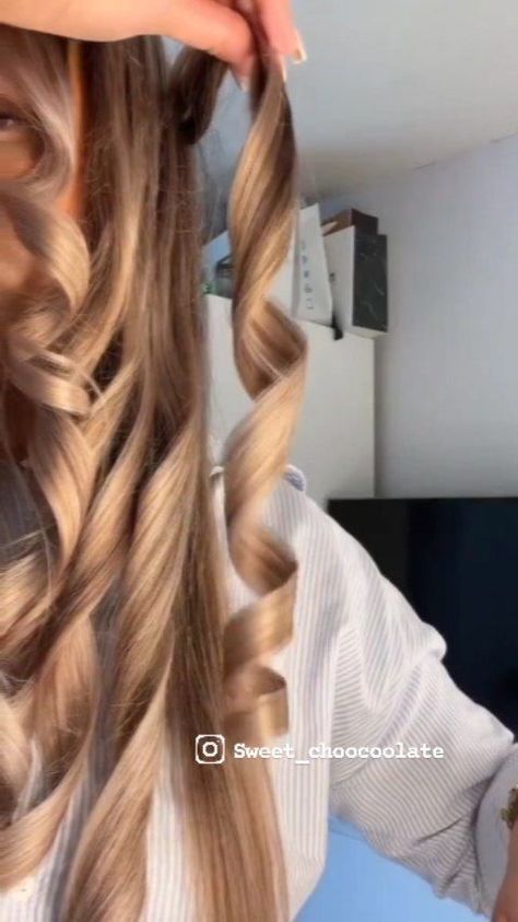 ᯽𝓗𝓪𝔂𝓪𝓽 ᯽ on Reels | Yusei · Aesthetic Girl Wavy Hairstyle Ideas, Curling Straight Hair, Curls With Straightener, Curl Hair With Straightener, Kadeřnické Trendy, Hair Curling Tutorial, Wavy Hairstyle, Hair Curling Tips, Vlasové Trendy