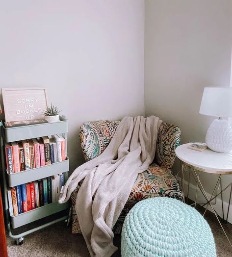 Rincon, Small Space Reading Nook, Small Reading Nook Cozy Corner, Book Corner Ideas Bedroom, Bedroom Reading Corner, Create A Reading Nook, Cozy Chairs, Corner Reading Nooks, Reading Nook Chair