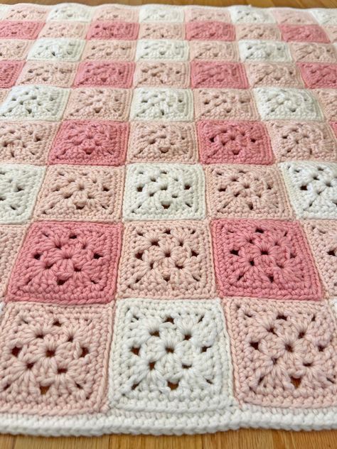 Two Color Granny Square Blanket, Granny Square Blanket With Border, Crochet Granny Square Blanket Easy, Baby Girl Granny Square Blanket, Crochet Squares Blanket Patterns, Small Granny Square Blanket, Granny Square Crochet Blanket Ideas, Yarn Squares, Solid Granny Square Blanket