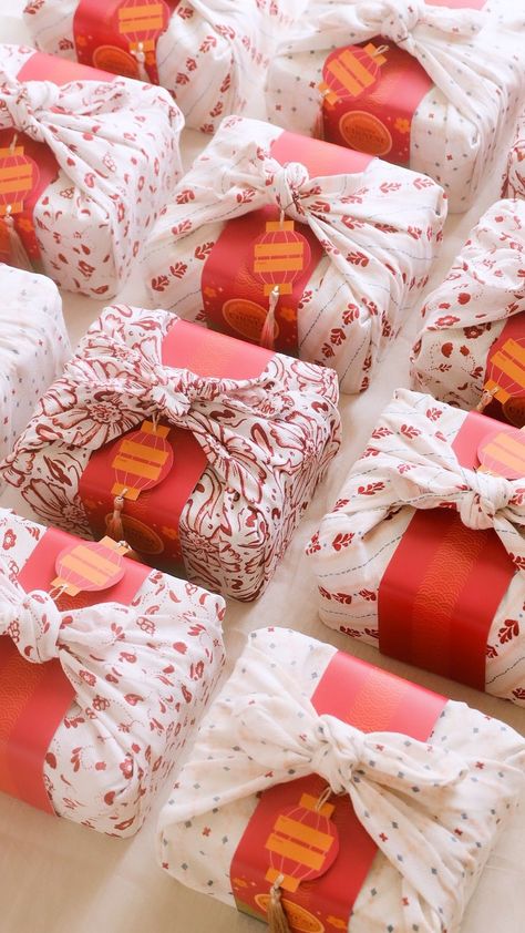 Hampers Packaging, Cny 2023, Xmas Hampers, Eid Hampers, Pretty Gift Wrapping Ideas, Christmas Cookies Packaging, Asian Gifts, Japanese Gift Wrapping, Gift Wrap Organization