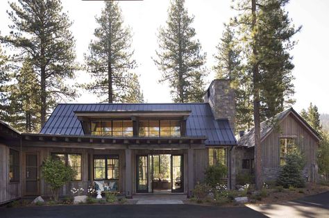 Insanely beautiful mountain modern home in the Sierra Mountains Homes With Vertical Siding, Modern Winery Architecture, Aspen House Exterior, Bedroom With Bathroom Layout, Mountain Home Interiors Cozy Cabin, Homes In The Woods, Engineering Photography, Mountain Modern Home, Mountain Home Exterior