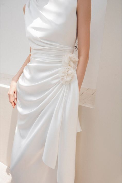 Elegant White Outfits For Women, Elegant Midi Dress Classy Simple, Elegant Midi Dress Classy, Midi Dress Classy, Classy White Dress, Simple White Dress, Sophisticated Fashion, Mean Blvd, Elegant Midi Dresses