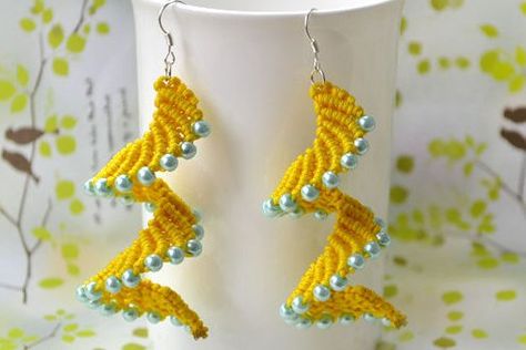 Knitted Earrings, Spiral Macrame, Macrame Earrings Tutorial, Earrings Patterns, Crochet Earrings Pattern, Beaded Earrings Diy, Native American Beaded Earrings, Spiral Pattern, Macrame Earrings