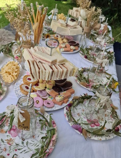 Essen, 18th Tea Party, Victorian Tea Party Food, Floor Tea Party, Garden Afternoon Tea, Picnic Tea Party Aesthetic, Tea Party Themed Birthday For Adults, English Tea Party Aesthetic, 30 Tea Party