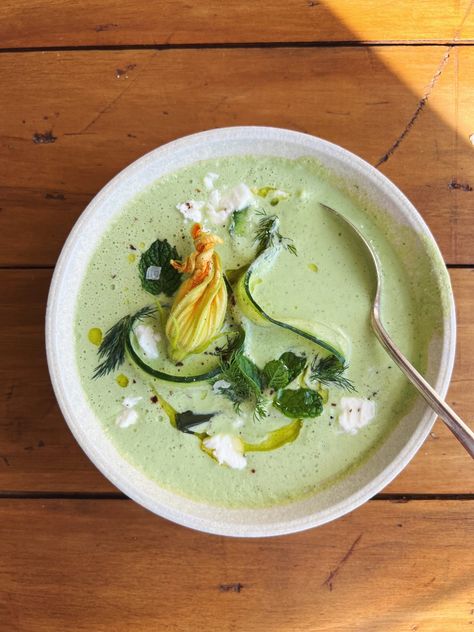 Chilled cucumber & yogurt soup - She Can't Eat What Cucumber And Yogurt, Yogurt Soup, Cottage Recipes, Cottage Meals, Fodmap Friendly Recipes, Cucumber Soup, Cucumber Yogurt, Mint Yogurt, Chilled Soup