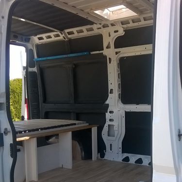 NEU: Dachfenster. Bett. Fußboden. Stauraum. Etwas mehr Dämmung. Van Conversion Layout, Ducato Camper, Diy Campervan, Camping Site, Weekend Camping Trip, Campervan Interior, Camper Van Conversion Diy, Truck Camping, Fiat Ducato