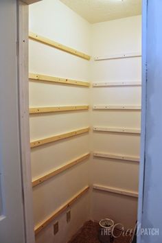 Build Pantry, Small Pantry Closet, Pantry Closet Design, Diy Pantry Shelves, Pantry Renovation, Armoire Entree, Pantry Layout, Closet Shelving, Pantry Room