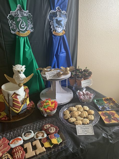 Harry Potter Desert Table, Harry Potter Dessert Table, Table Food Ideas, Harry Potter Theme Birthday Party, Harry Potter Desserts, Harry Potter Birthday Party Ideas, Pumpkin Pasties, Harry Potter Theme Birthday, Harry Potter Bday