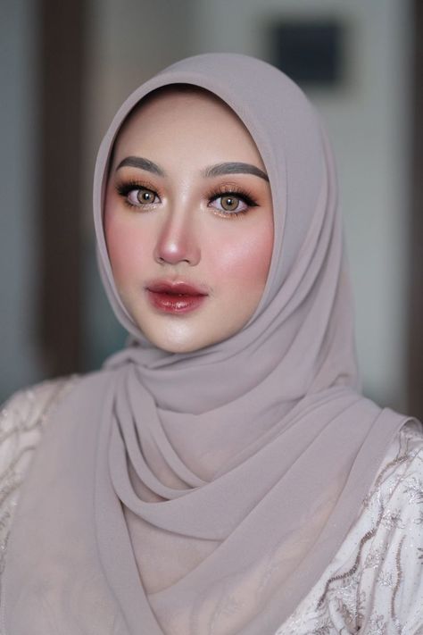 Natural Makeup Graduation, Mua Makeup Looks, Make Up Bridesmaid Hijab, Make Up Wisuda Hijab Flawless, Korean Makeup Look For Graduation, Makeup Bridesmaid Hijab, Make Up Korean Look Wisuda, Make Up Perpisahan, Make Up Wisuda Hijab Natural