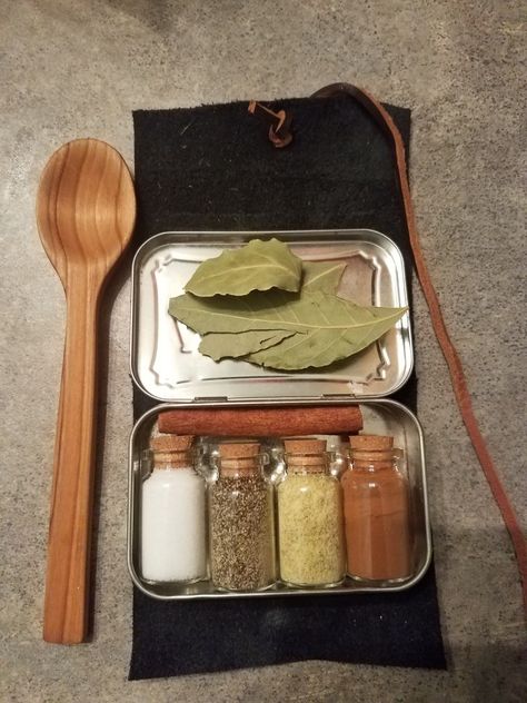 Essen, Adventure Gear Herbalist, Bushcraft Woman, Bushcraft Kitchen, Bushcraft Food, Bushcraft Projects, Bushcraft Cooking, Bushcraft Backpack, Supraviețuire Camping