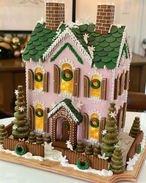 Natal, Creative Gingerbread House Ideas, Creative Gingerbread House, Pink Gingerbread House, Gingerbread Inspiration, Gingerbread House Ideas, Homemade Gingerbread House, Gingerbread House Patterns, Cool Gingerbread Houses