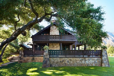 Anne Hathaway and Adam Shulman Reveal Their California Country Home | Architectural Digest Anne Hathaway, Wes Anderson, Chris Botti, Swiss Chalet, Scenic Wallpaper, Ellen Pompeo, Chalet Style, Deck Railing, Traditional Architecture