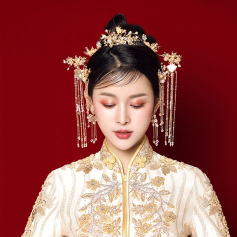 If you have not decided on your wedding hairstyle, then you can consider this Chinese bride costume headgear ...  #wedding #hairstyle #Chinese_bride Chinese Wedding Makeup Brides, Chinese Wedding Headpiece, Chinese Bride Traditional, Chinese Bride Hairstyle, Chinese Wedding Hairstyles, Chinese Wedding Makeup, Chinese Hairstyle Modern, Red Wedding Makeup, Chinese Bride Makeup