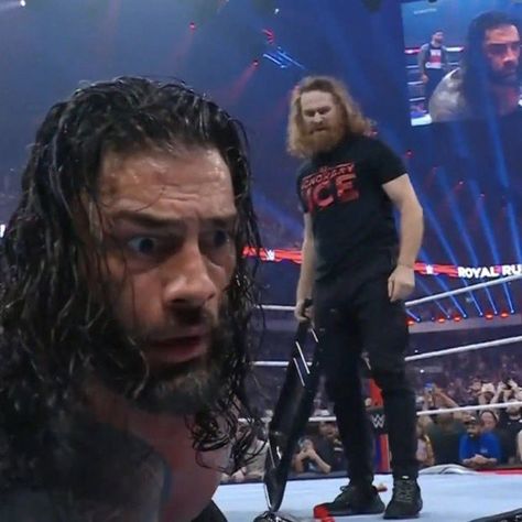 Roman Reigns & Sami Zayn Wwe Funny Pictures, Funny Wrestling, Wwe Funny, Meme Pics, Sami Zayn, The Shield Wwe, Attractive Eyes, Jeff Hardy, Shawn Michaels