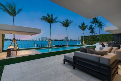 This $45 Million Miami Beach House Is the Perfect Example of the Region’s Home Price Inflation - Mansion Global Miami Mansions Luxury, Miami Beach Mansion, Miami Beach House, Miami Mansion, Miami Houses, Mansions Luxury, Soho House, Boutique Homes, Pool Towels