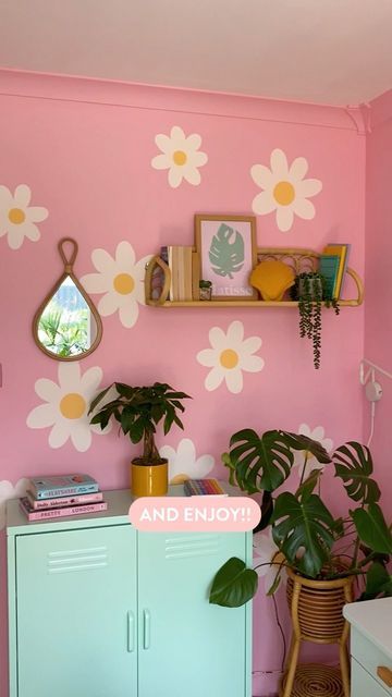 Cubby on Instagram: "Check out how to paint the most perfect daisies on a wall with @homewithhelenandco 🤩 Video: @homewithhelenandco" Painted Flower On Wall, Colourful Painted Walls, Paint The Walls Ideas, Pink Wall Mural Girls Bedroom, Painting My Room Ideas, Daisies Painted On Wall, House Interior Colourful, Girly Wall Paint Ideas, Painting On Pink Wall