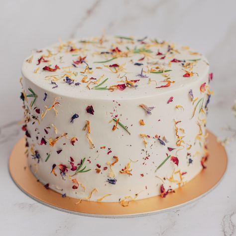 Cake Decorating Rustic, Herb Cake Decoration, Edible Flower Birthday Cake, Spring Cake Ideas Flowers, Birthday Cake Edible Flowers, Dry Flowers Cake, Cake Decorated With Real Flowers, Rustic Cake Decor, Real Flower Cake Design