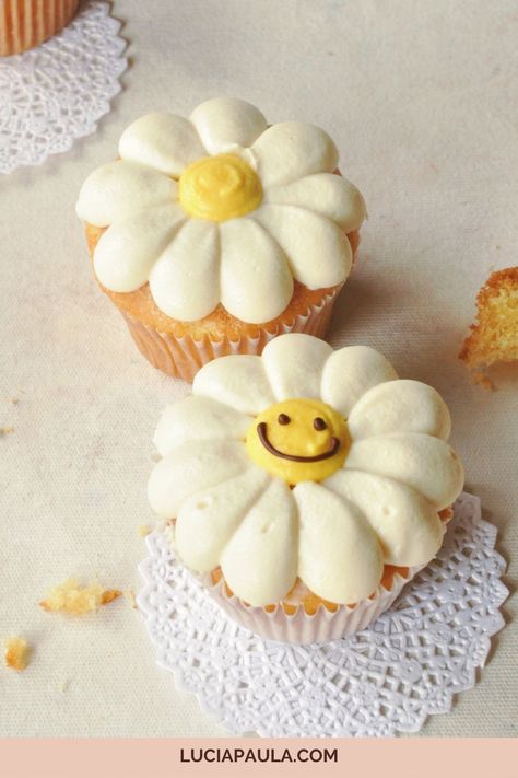 Cupcake Designs Flowers, Cute Bakesale Ideas, Vanilla Cupcake Decoration, Simple Flower Cupcakes Ideas, Cupcake Decorating Designs, Diy Daisy Cupcakes, Vanilla Cupcake Design, Cupcake Decorating Simple, Birthday Cupcakes Simple