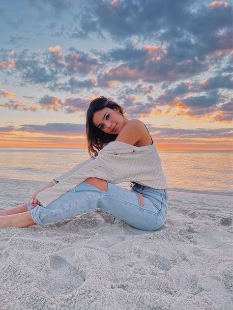 Country Senior Pictures, Beach Inspired Outfits Summer, Bonfire Beach Outfit, Winter Beach Outfit Casual, Inspo Photoshoot, Cute Beach Pictures, Beach Instagram Pictures, Summer Picture Poses, Summer Poses