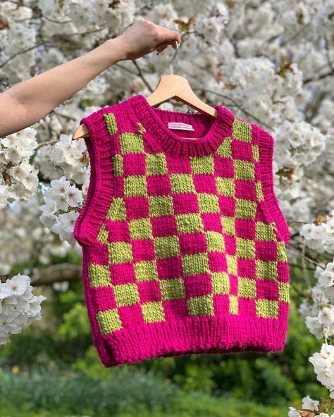 Crochet Vest Outfit, Diy Cardigan, Crochet Sweater Vest, Colorful Vest, Intarsia Knitting, Crochet Cardigan Pattern, Crochet Vest, Crochet Top Pattern, Cardigan Pattern