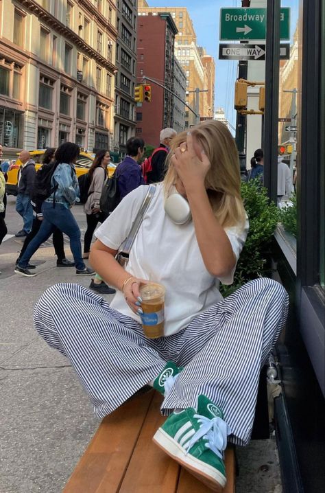 Green Trainers Outfit, Portugal Outfits Fall, La Outfit Ideas, 90s Overalls Outfit, England Outfits, Outfit Campus, 00s Outfits, Looks Adidas, Adidas Hose