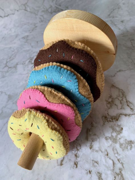 DIY Stacking Felt Doughnuts (Donuts) with Embroidered Sprinkles! Homemade, do it yourself felt food toy or stacking ring toy! Diy Stacking Rings Toy, Felt Donuts Diy, Diy Felt Toys For Babies, Felt Toy Food, Felt Good Diy, Felt Diy Projects, Felt Baby Toys, Diy Felt Toys, Felt Doughnut