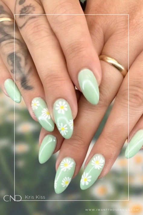 green daisy nails Green Nails With Daisy Design, Dasie Flower Nails, Nail Designs With Daisies, Green With Daisy Nails, Summer Nails With Daisies, Green Nails With Daisies, Nail Art Daisy Flower, Green Sunflower Nails, Black Daisy Nails