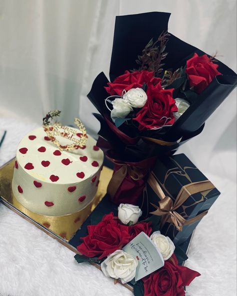 Cake hamper with artificial bouquet ♥️ and a gift box Bouquet For Him Boyfriends, Boyfriend Birthday Decorations For Men, Gift Hamper For Bf, Best Gift Ideas For Husband, Mens Birthday Ideas Gift, Birthday Gift For My Boyfriend, Birthday Hamper For Boyfriend, Birthday Hamper For Husband, Gifts For Hubby Birthday