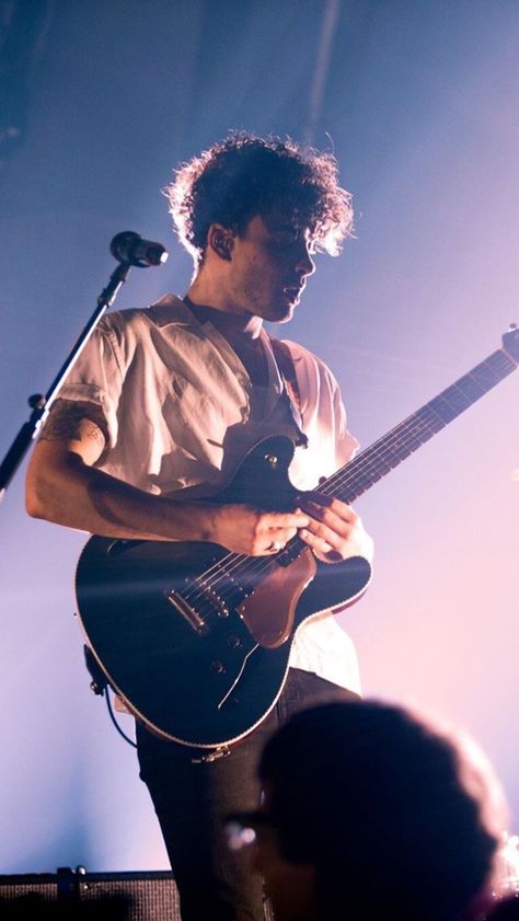 Croquis, Taylor York Guitar, Guy Playing Guitar Drawing Reference, Acoustic Guitar Pose Reference, Guy Playing Guitar Aesthetic, Person Playing Electric Guitar, Boy Playing Guitar Aesthetic, Guitar Playing Pose, Guitar Playing Reference