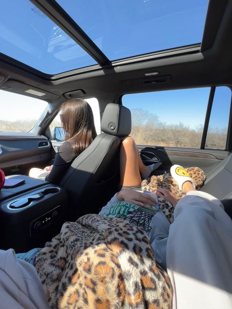 Car Trip With Boyfriend, Cute Road Trip Pictures, Road Trip Bed In Car, Roadtrip With Friends Aesthetic, Summer Road Trip Aesthetic Friends, Road Trip Back Seat Set Up, Road Trip Aesthetic Friends, Car Road Trip Aesthetic, In The Car With Friends