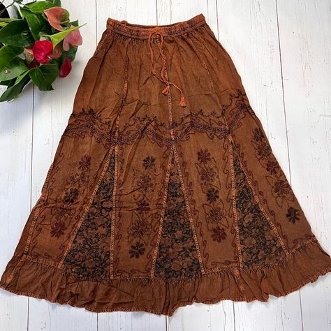 Long Skirts Cottage Core, Unique Maxi Skirt, Elegant Hippie Outfits, Long Boho Skirt Outfit, Brown Floral Skirt Outfit, Long Corduroy Skirt Outfit, Earthy Skirts, Ren Fair Skirt, Stripes Skirt Outfit