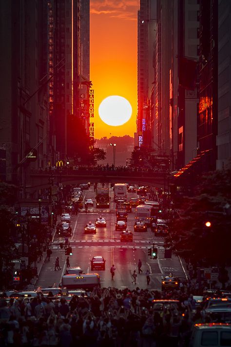 Manhattanhenge, NYC is one of those phenomenon's I really want to see! Wish I was on the east coast tonight! City Photography, Sunrise Photography, تاج محل, Matka Natura, City Wallpaper, Manhattan New York, City Aesthetic, Metropolis, Belle Photo