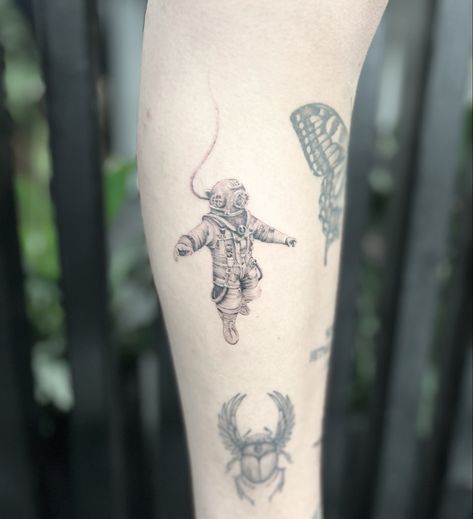 Old Scuba Helmet Tattoo, Diver Mask Tattoo, Old School Scuba Diver Tattoo, Diver Traditional Tattoo, Microrealistic Tattoo, Diver Helmet Tattoo, Deep Sea Diver Tattoo, Diver Tattoo Ideas, Scuba Diver Tattoo