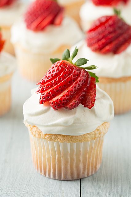 Angel food cupcakes with simple whipped cream cheese frosting. "The cupcakes of heaven." Angel Food Cupcakes, Food Cupcakes, Torte Cupcake, Good Eat, Cake Cupcakes, Think Food, Cooking Classy, Yummy Cupcakes, Angel Food