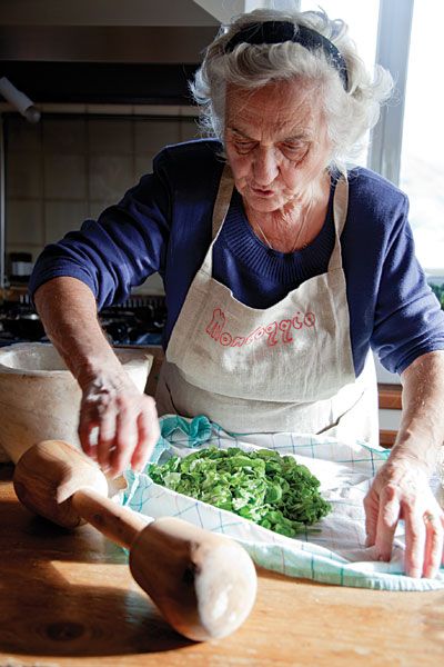 Food Photography, Pereira, People Making Food, People Cooking, Grandma Cooking, Cooking Photos, Cooking Photography, Italian Chef, How To Make Pesto