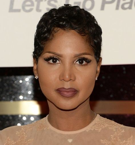 Toni Braxton #makeupgoals Halle Berry, Toni Braxton, Halle Berry Short Hair, Hally Berry, Natural Hair Cuts, Chocolate Girls, Short Sassy Hair, Relaxed Hair, Hair Crush