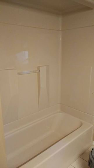 Do THIS one thing to your boring tub to make it look so much better! You'll be so happy you saw this! Interior Design Small Bathroom, Tub Insert, 90s Bathroom, Tub Surround Ideas, Bathtub Makeover, Design Small Bathroom, Shower Makeover, Tub Remodel, Bathtub Walls