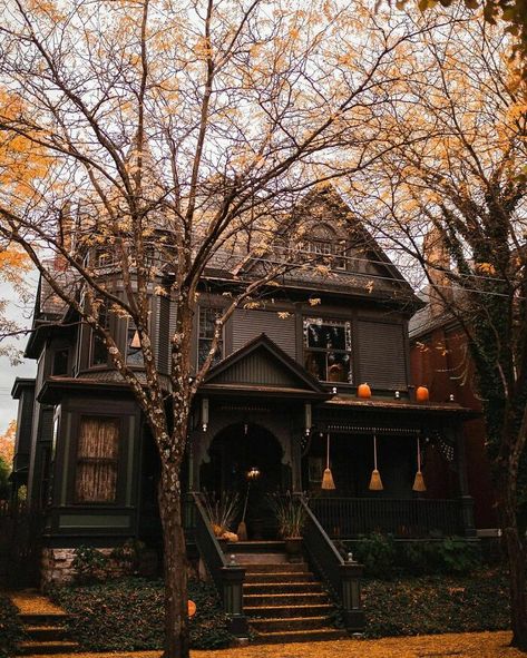 Gothic Victorian Decorated For Halloween In Columbus, Ohio October Vibes, Creative Halloween Decorations, Halloween Decor Diy, Casa Halloween, Diy Halloween Decor, Zucca Halloween, Halloween Tattoo, Halloween Door Decorations, Halloween Inspo
